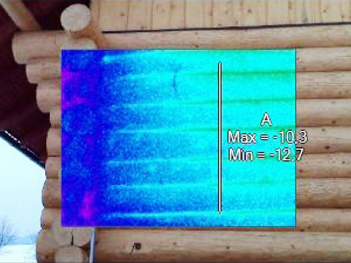 Termosnímka zrubového domu, exteriér pri teplote -13 °C